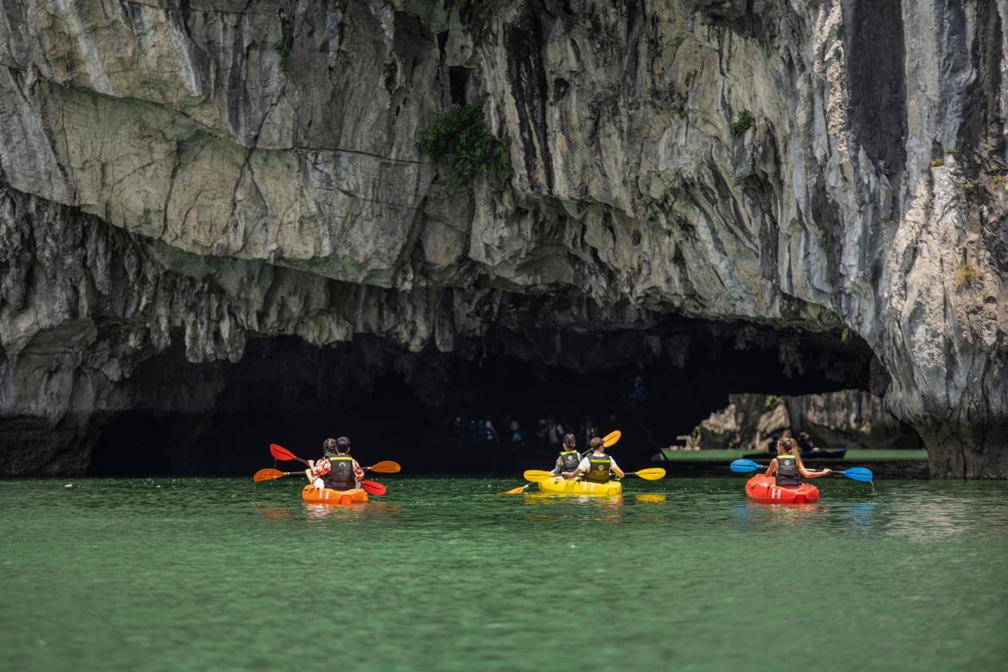 ホテル Ambassador Cruise Halong Bay ハロン エクステリア 写真
