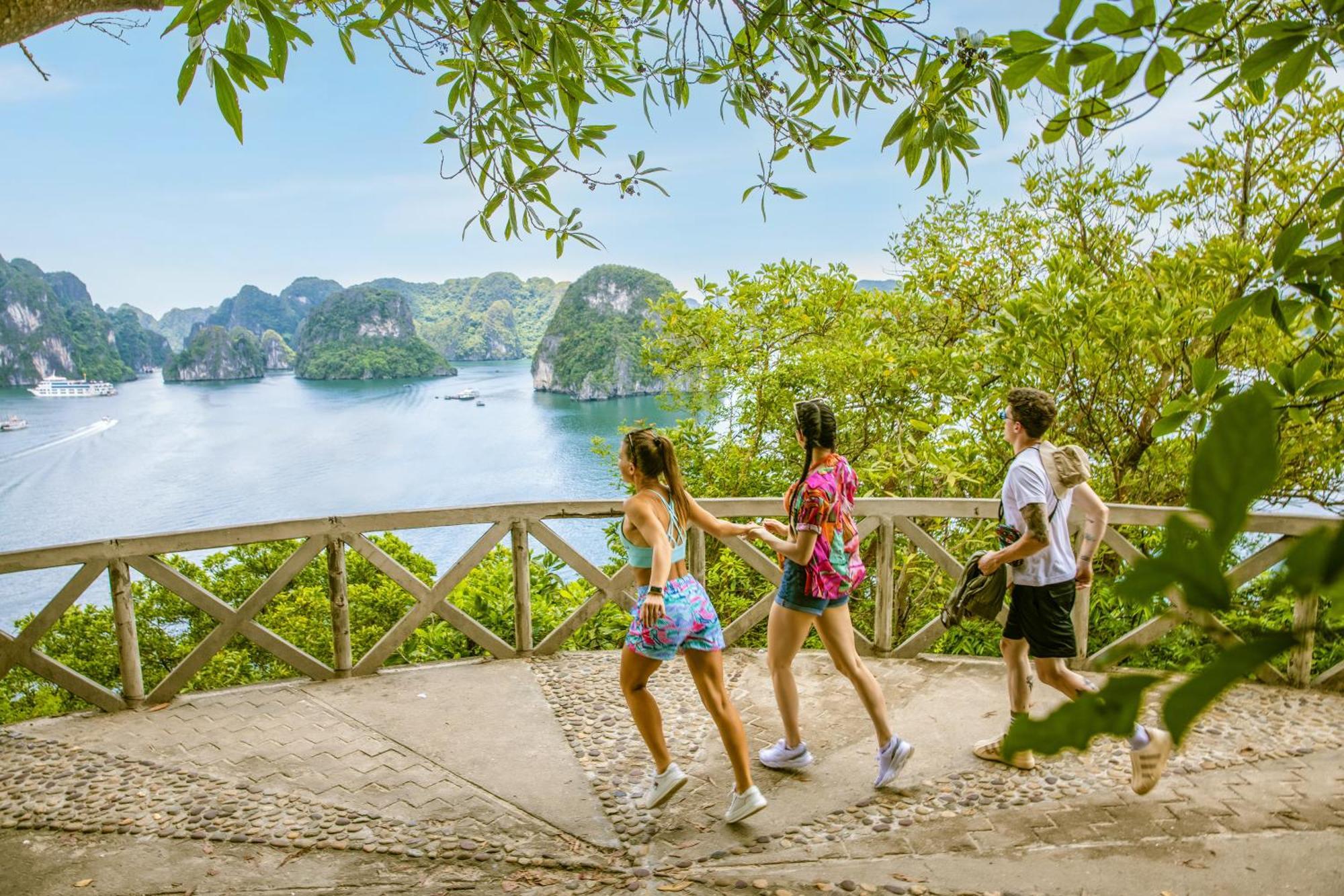 ホテル Ambassador Cruise Halong Bay ハロン エクステリア 写真