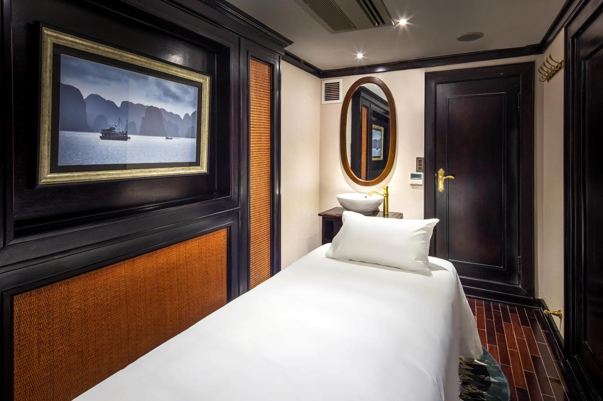 ホテル Ambassador Cruise Halong Bay ハロン エクステリア 写真